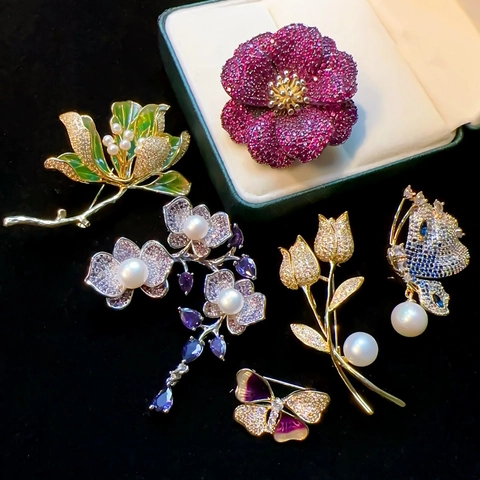 Elegante Kupfer Blumen Schmetterling Brosche Mit Naturperle Strass Luxuriöse Eingelegte Damen Korsage Zubehör Anstecknadel