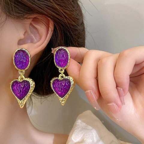 Vintage Alloy Heart Drop Earrings French Romantic Resin Inlaid Gold Plated Hammered Texture Earrings For Women Jewelry Gift