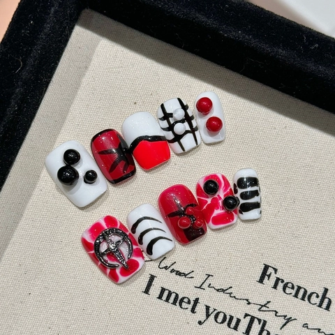 Gothic Press On Nails Handgemaakt Rood Zwart Wit Cyber Punk Stijl Met 3D Kralen Metalen Accessoires Korte Trapeziumvorm