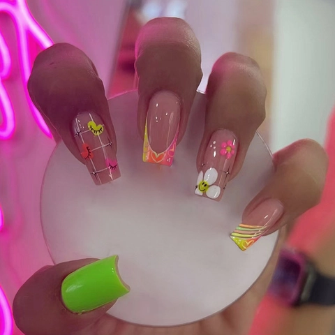 Zomer Kleurrijke Press On Nails Vierkant Medium Kunstmatige Valse Nagels Met Hart Madeliefje Patronen
