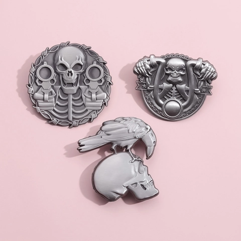 Spilla in Lega di Zinco Gotica Teschio Corvo Distintivo in Metallo Argento Antico per Decorazione Abbigliamento Zaino