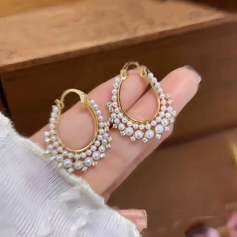 Orecchini A Cerchio Tondi Intrecciati Con Künstliche Perle Sintetiche E Strass Perno In Acciaio Francese Vintage Donne