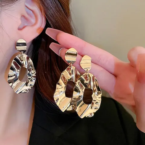 Unregelmäßige Geometrische Plissierte Creolen Gehämmerte Hohle Wasserwelle Statement Für Frauen Mit 925 Sterling Silber Ohrstift
