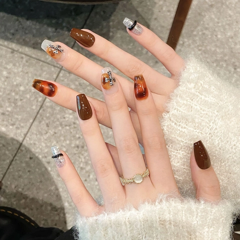 Amber Tortoiseshell Press On Nagels Met Zilveren Metalen Kruis Bedels Doodskist Vorm Retro Gothic Donker Koffie Kunstnagels