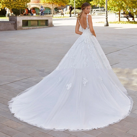 Elegantes Hochzeitskleid Mit Spitzenapplikationen Tiefer V Ausschnitt Ärmellos Rückenfrei Lange Schleppe Tüll Brautkleid