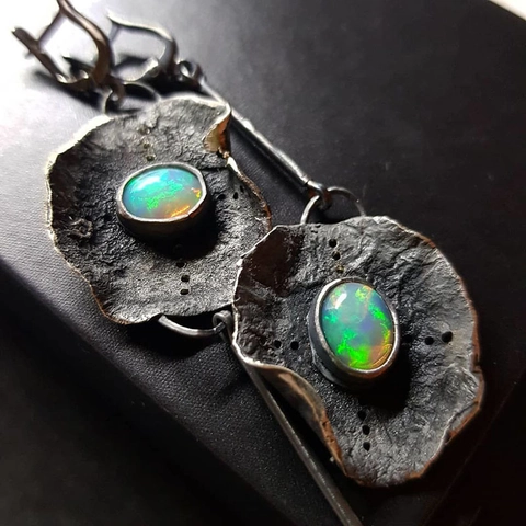 Boucles D'oreilles Pendantes Rétro En Métal Oxydé Avec Opale De Feu Ovale Forme De Feuille Irrégulière Style Artisanal