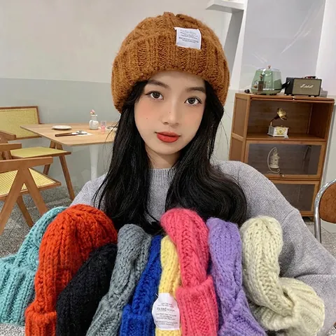 Berretto In Maglia Caldo Inverno Colore Solido Motivo A Trecce Con Decorazione Etichetta Bianca Per Donne E Uomini