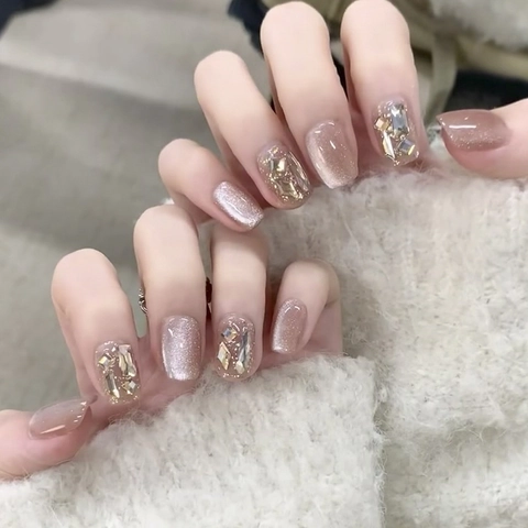 Short Square Round Press On Nails Nude Pink Cat Eye With Rhinestones Detachable Luxury Manicure For Women