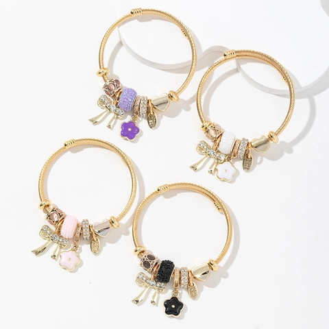 Bracelet À Breloques Pour Femme Plaqué Or Fil D'Acier Torsadé Jonc Ouvert Avec Pendentifs Cœur Nœud Fleur Strass Émail