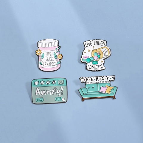 Spille Smaltate Salute Mentale Divertente Flacone Pillole Divano Ansia Finestra Pop-up Spilla in Lega per Zaino Giacca Decorazione Gioielli