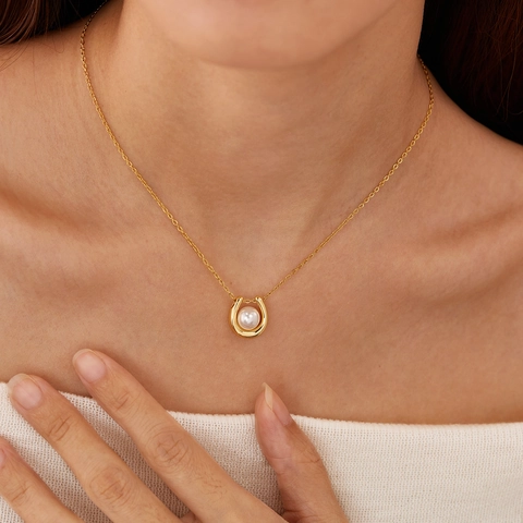 French Minimalist Light Luxury Horseshoe Pendant Necklace For Women Stainless Steel Gold Plated Artificial Pearl Necklace