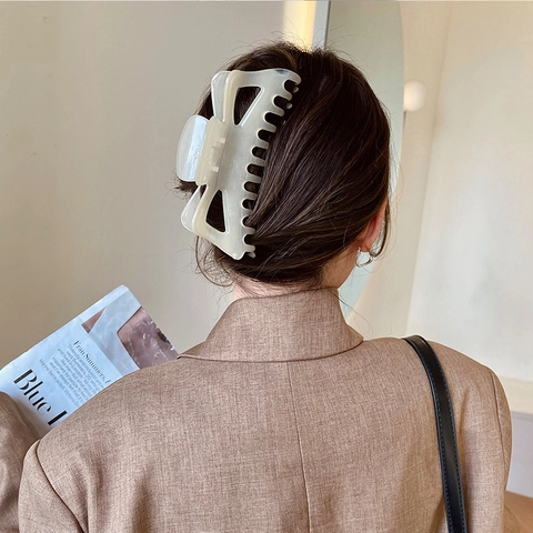 Large Hair Claw Clip French Style Oversized Plastic Shark Clip For Women Hair Styling Accessories Simple Minimalist