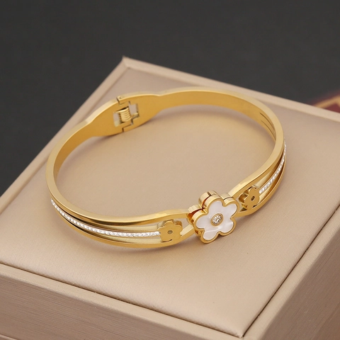 Edelstahl Armreif Für Damen Mit Weißer Blume Schmetterling Muschel Und Funkelndem Strass Vergoldet Eleganter Schmuck