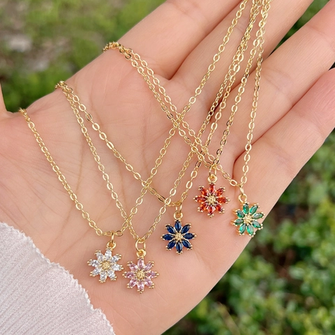 Collier Pendentif Fleur Cuivre Plaqué Or 18K Zircone Cubique Colorée Simple Doux Style Ins Bijoux De Vacances Pour Femmes