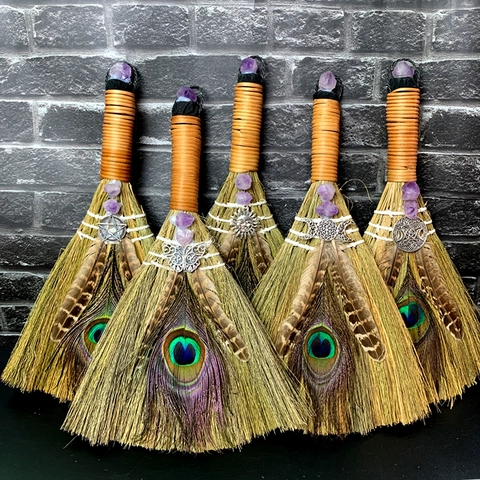 Scopa da Strega Ametista Fatta a Mano Arredo Altare Con Piuma di Pavone Paglia Naturale Cristallo Ornamento per Rituale Halloween