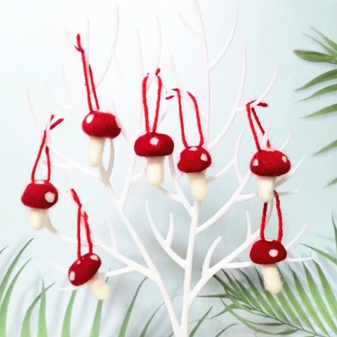 Handmade Wool Felt Mushroom Christmas Tree Hanging Ornaments Red White Spotted Mushroom Decor For Holiday Party Home