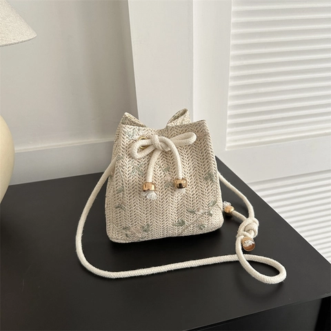 Gewebte Stroh Eimertasche Mit Blumenstickerei Kordelzug Sommerurlaub Pastoraler Stil Umhängetasche Für Frauen