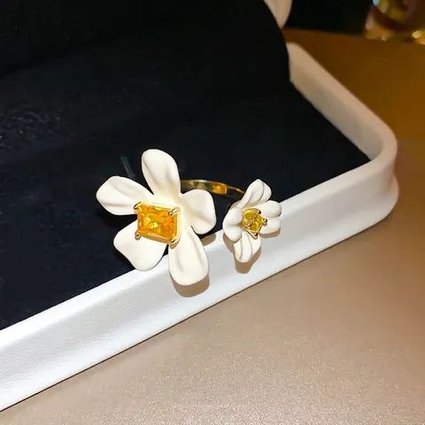 Anello Aperto Con Petali Di Fiori Rame Placcato Oro Con Smalto Bianco E Zirconia Gialla Gioielli Regolabili Vintage Per Donna