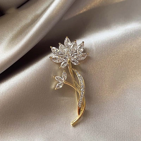 Vintage Floral Alloy Brooch Elegant Rhinestone Pearl Lapel Pin Anti-Glare Women Jewelry Dress Suit Collar Accessory
