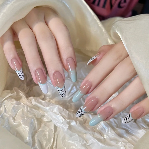 Uñas Postizas Con Forma De Almendra Degradado Francés Estampado De Cebra Rosa Nude Manicura De Moda Para Mujeres