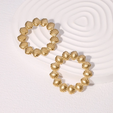 Pendientes Redondos Con Diseño De Concha De Acero Inoxidable Chapado En Oro De 18K Estilo Elegante De Vacaciones Para Mujer