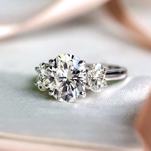 Anillo Elegante De Tres Piedras Circonita Ovalada Cobre Chapado En Platino Joyería De Moda Para Mujeres Simple Estilo
