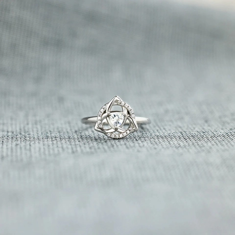 Anillo de Plata de Ley S925 Nudo de Hermana para Mujer Circonia de Corazón Incrustada Nudo Celta Simple Moda Anillo de Índice Regalo