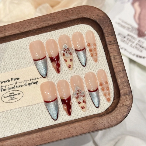 Uñas Postizas Hechas A Mano Almendra Larga French Cat Eye Con Flores En Relieve 3D Purpurina Plateada Elegante Rosa Nude