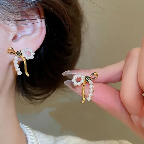 Orecchini A Lobo Con Fiocco Vintage Con Perla Artificial D'imitazione E Perno In Argento Lega Placcata Oro 18K Fiore Nero Donna