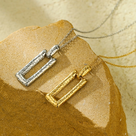 Collana Pendente Rettangolare Texture Martellata Moda INS Acciaio Inossidabile Placcato Oro 18K Gioielli Pendolari per Donna