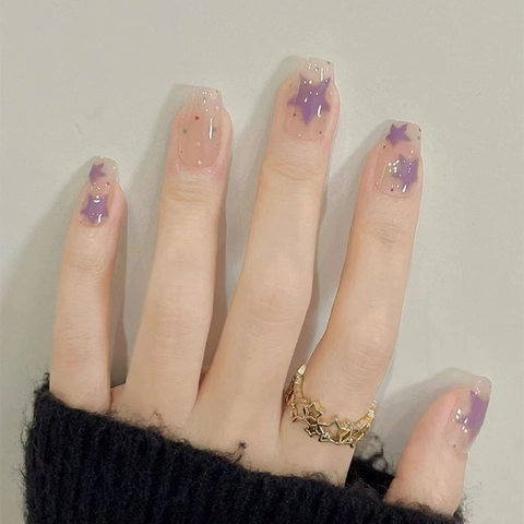 Faux Ongles À Presser Motif Étoiles Violettes Et Points Colorés Sur Base Nude Semi-Transparente Forme Carrée Courte Pour Look Quotidien