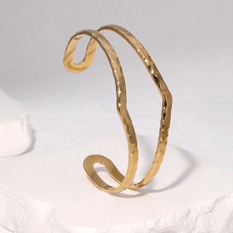 Brazalete De Acero Inoxidable Martillado Doble Capa Abierto Minimalista Chapado En Oro De 18K Joyería De Lujo No Se Empaña