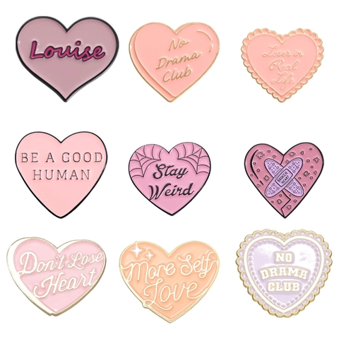 Broche de Esmalte en Forma de Corazón Rosa Con Patrón de Letras Pins de Dibujos Animados para Bolsos Mochilas Ropa Joyería