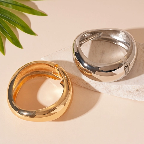 Brede Manchet Armband Legering Onregelmatige Geometrische Dikke Hoogglans Gepolijste Open Esthetische Modeaccessoires Voor Vrouwen