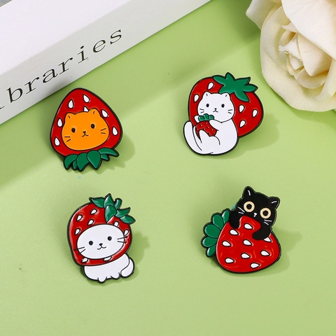 Carino Spilla Smalto Gatto Fragola Lega Di Zinco Distintivo Frutta Cartone Animato Per Zaino Giacca Di Jeans Cappello Kawaii