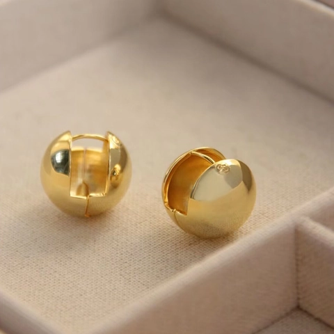 Minimalistische Hochglanzpolierte Kugelförmige Huggie Hoop Ohrringe Vergoldete Legierung Geometrischer Vintage Schmuck