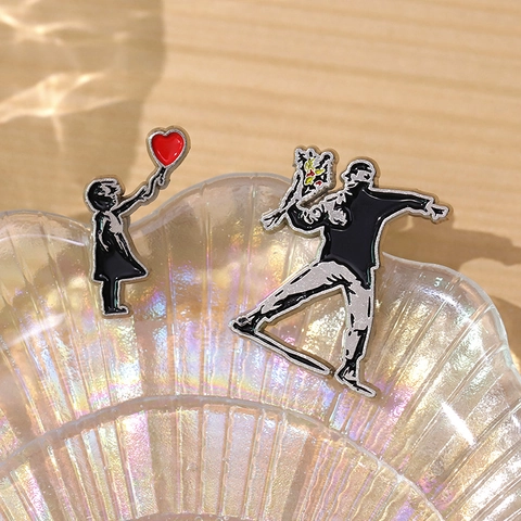 Street Art Style Emaille Brosche Pin Zinklegierung Herz Ballon Mädchen Und Blumenwerfer Abzeichen Kleidung Schmuck Unisex