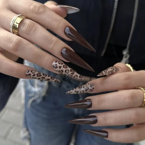 Lange Stiletto Press On Nagels Luipaardprint Chocoladebruin Zilveren Glitter Modieuze Verwijderbare Kunstnagels Voor Vrouwen