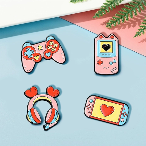 Rosa Videospielkonsole Emaille Broschen Legierung Controller Headset Abzeichen Pins Kawaii Cartoon Dekor Für Tasche Kleidung