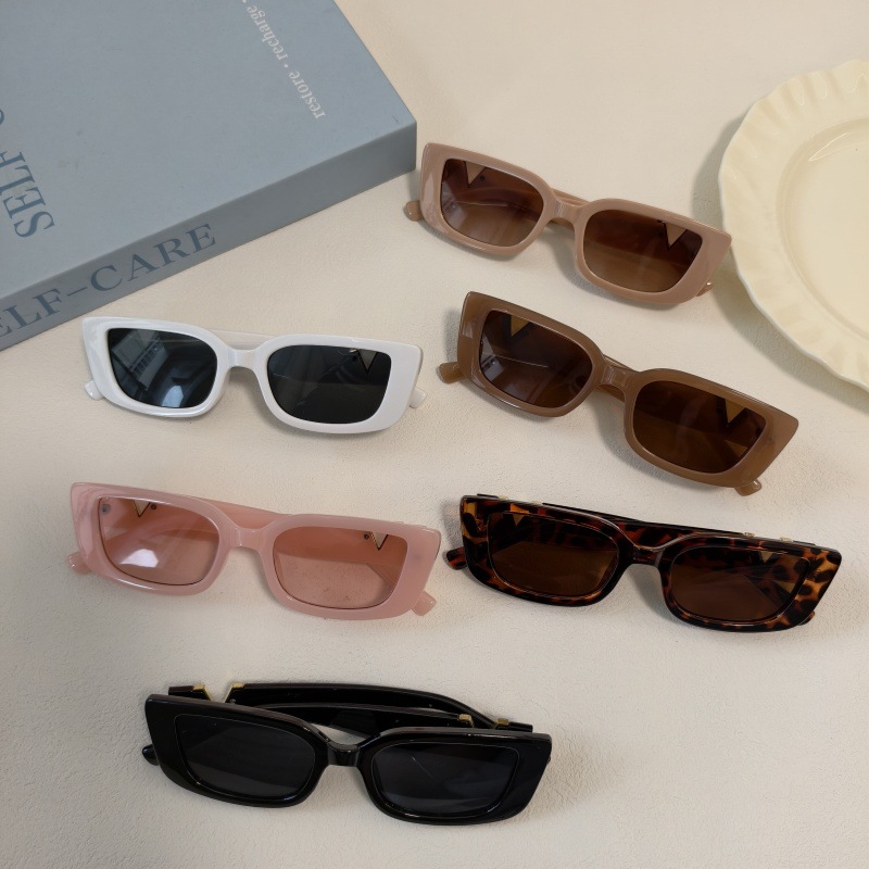 Wholesale Retro Square Sunglasses with V Metal Decor For Men Women - Everful