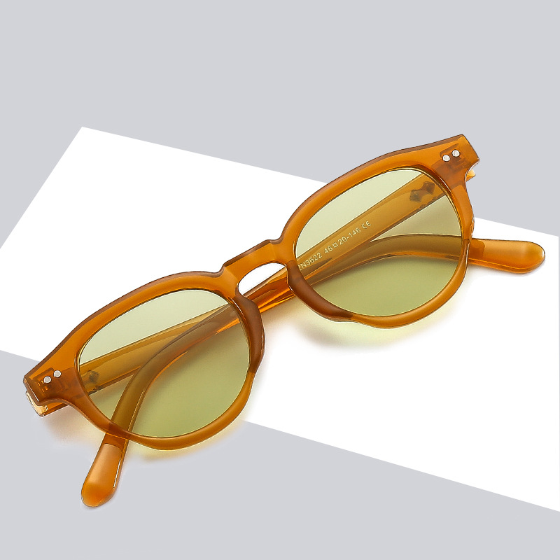 Wholesale Retro Round Sunglasses with Rivet Detail For Men And Women - Everful