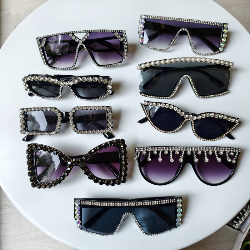 Wholesale Women Oversized Rhinestone Sunglasses Trendy UV400 Protection - Everful