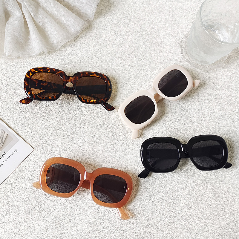 Wholesale Retro Oval Sunglasses with Thick Resin Frame For Women - Everful