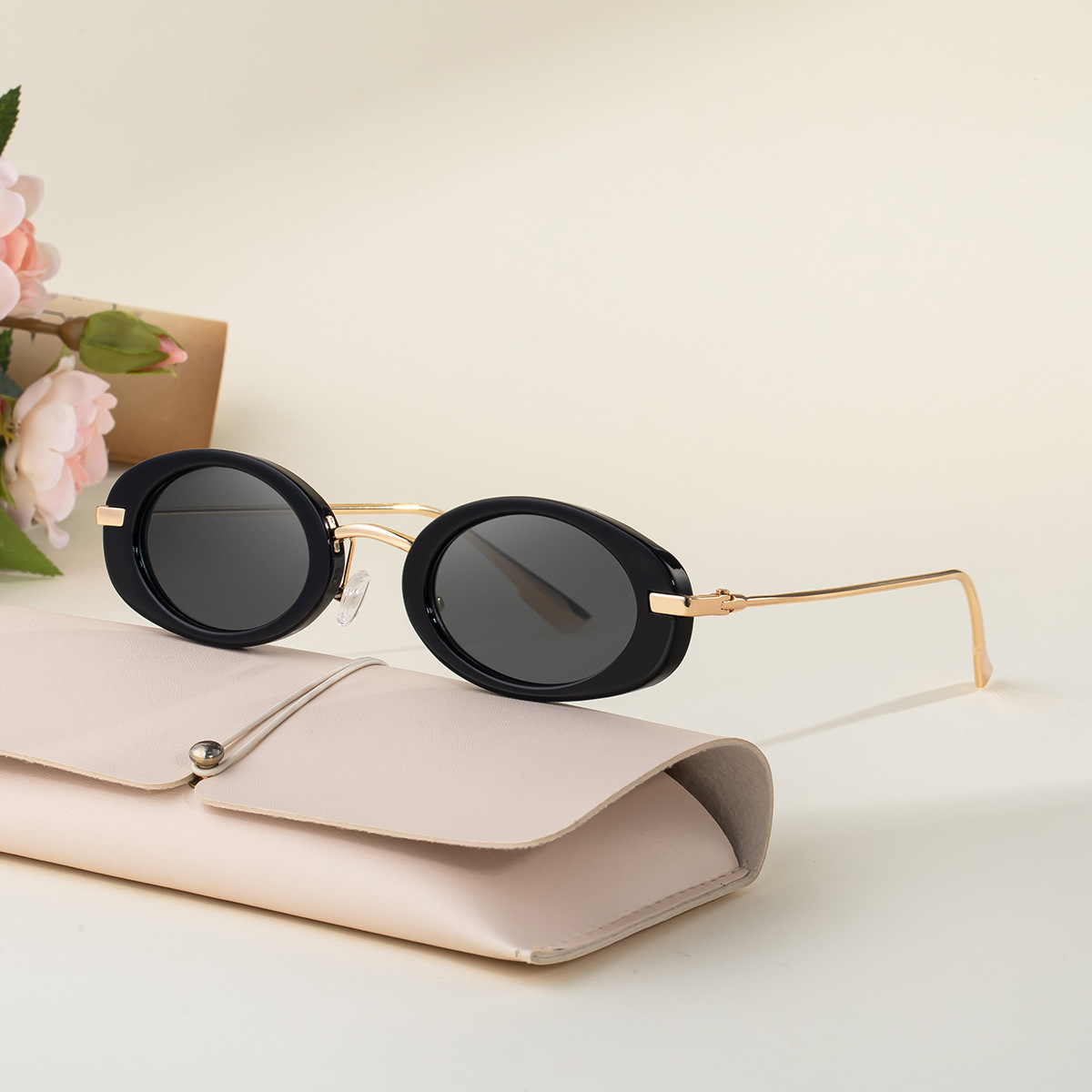 Wholesale Oval Sunglasses with Retro PC Frame and Metal Legs For Women - Everful