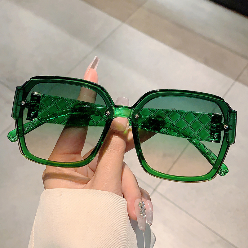 Wholesale Fashion Square Large Frame Sunglasses with Quilted Pattern - Everful