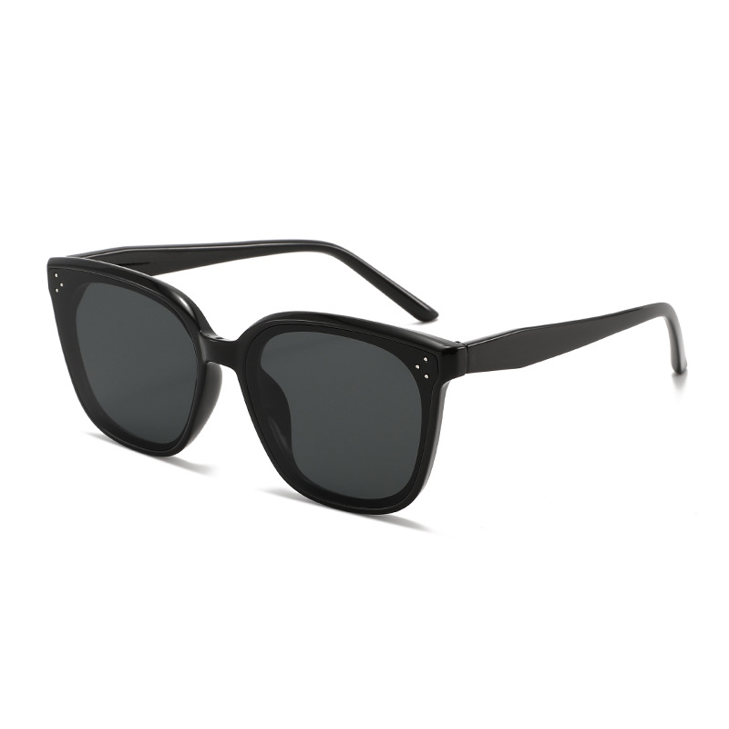 Wholesale Fashion Square Rivet Sunglasses With Retro Oversized PC Frame - Everful