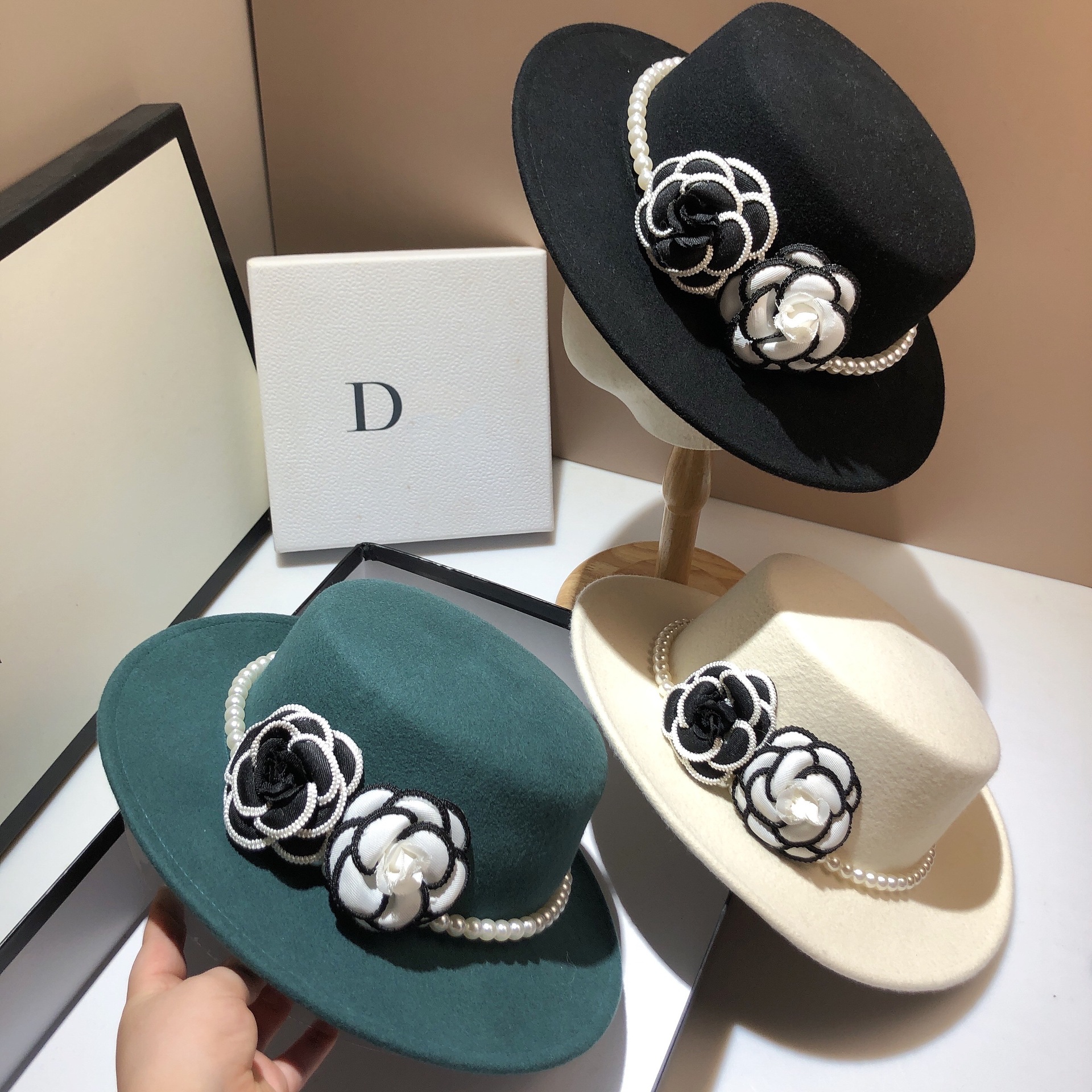 Women French Elegant 100% Australian Wool Felt Fedora Hat With Pearl Chain Handmade Camellia Flower Retro Flat Top Wide Brim Party Church Dress Hat