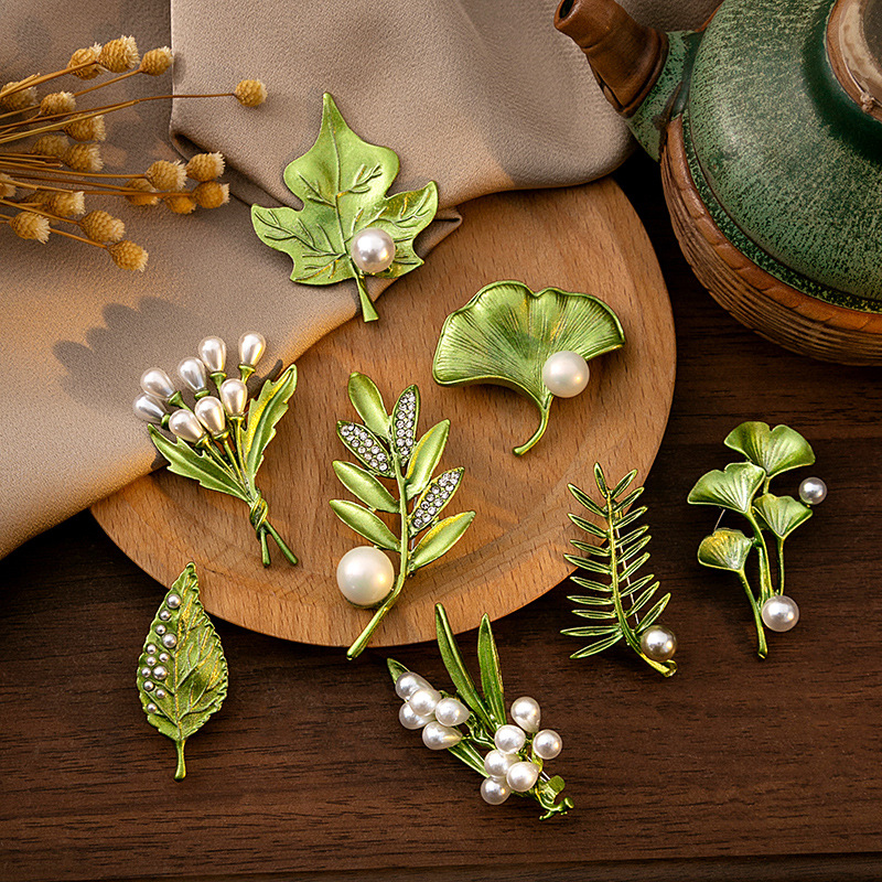 Elegant Green Leaf Brooch For Women Alloy Enamel Faux Pearl Rhinestone Plant Flower Brooches Pin For Suits Cardigan Dress Accessories