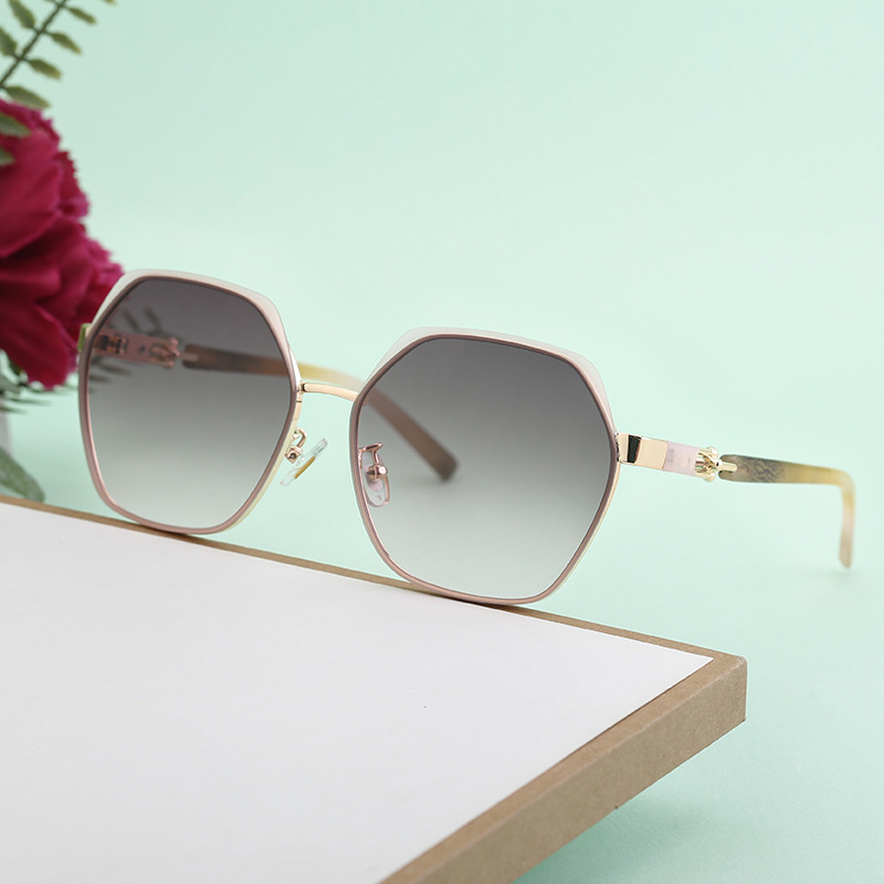 Wholesale Square Metal Frame Sunglasses with Gradient PC Lens for Women - Everful