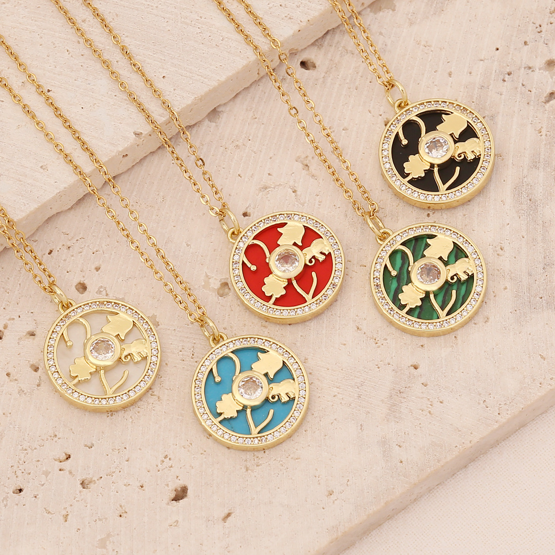 Luxury Gold Plated Copper Zirconia Round Pendant Necklace For Women Retro Clover Flower Malachite Shell Onyx Inlaid Jewelry For Wedding Party Daily Wear